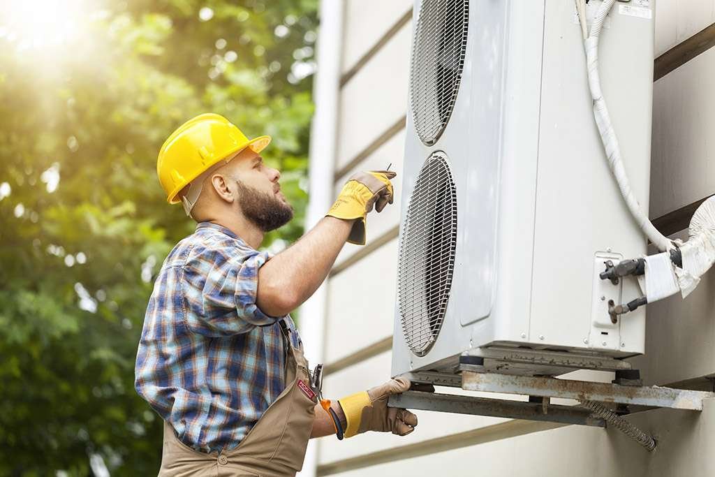 Why-Is-It-Better-to-Call-an-Air-Conditioning-Repair-Expert-Rather-Than-Fix-the-Air-Conditioner-Yourself-Air-Conditioning-Repair